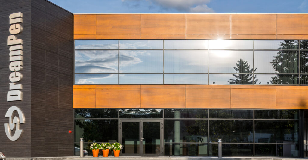 zbliżenie na elewację biurowca - hala produkcyjno-magazynowa z budynkiem biurowym, dla Dreampen, woj. lubuskie