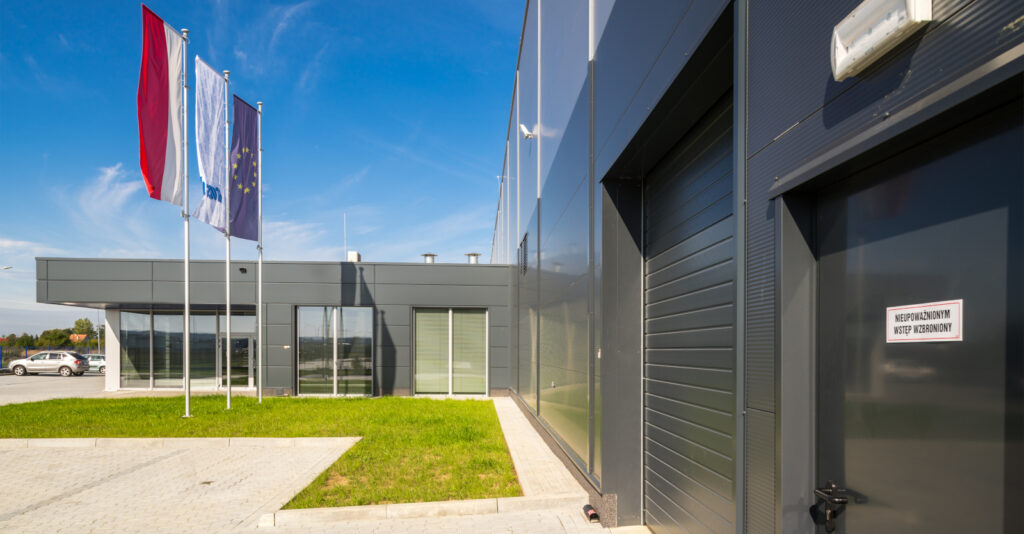 zbliżenie na obiekt - hala produkcyjno-magazynowa wraz z budynkiem socjalno-biurowym, pralnia przemysłowa, dla Bardusch Polska, w Bochni, woj. małopolskie