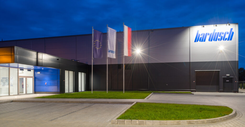 zbliżenie na obiekt, ujęcie nocne - pralnia przemysłowa, zrealizowana w formule "zaprojektuj i zbuduj", przez CoBouw Polska, w Bochni, w woj. małopolskim