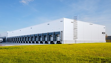 Odległość hali magazynowej od&nbsp;granicy działki: przepisy i&nbsp;wymagania