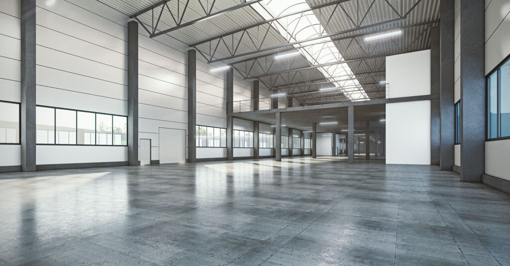 Budowa kolejnej hali – wnętrze hali produkcyjnej z przestrzenią magazynową