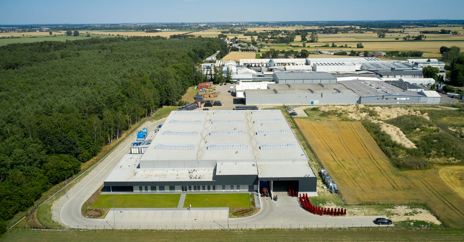 zdjęcie z przelotu drona nad obiektem - obiekt produkcyjno-magazynowy o łącznej powierzchni 6.000 m2, dla firmy Herkules Wire