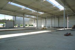 wnętrze hali podczas budowy - sortownia owoców z częścią biurową, dla Europejskie Centrum Owocowe, Rębowola