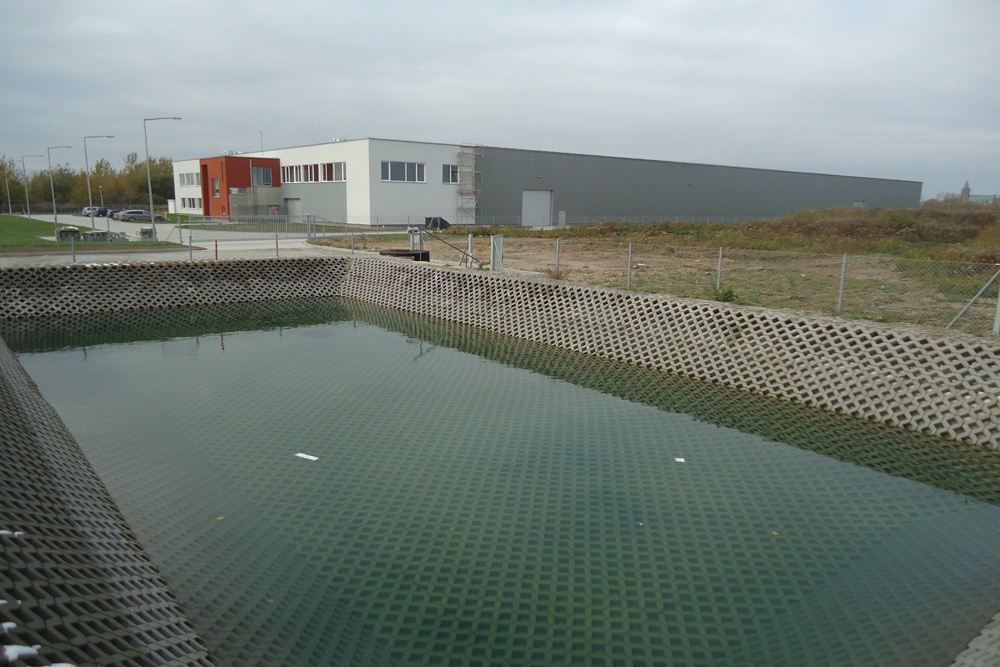 bezodpływowy zbiornik wód opadowych - hala produkcyjna z budynkiem biurowym, dla Uniservice, Skarbimierz