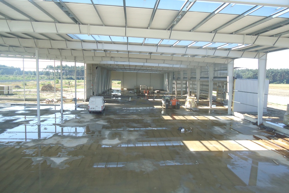 konstrukcja stalowa widziana od wewnątrz - hala produkcyjna z częścią biurową, dla Dinopol, Ostró Wlkp.