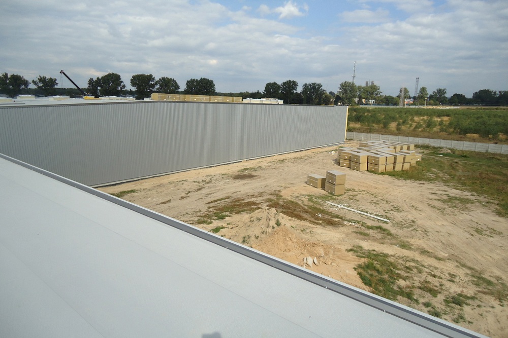 zdjęcie z dachu obiektu - hala produkcyjna z częścią biurową, dla Dinopol, Ostró Wlkp., woj. wielkopolskie