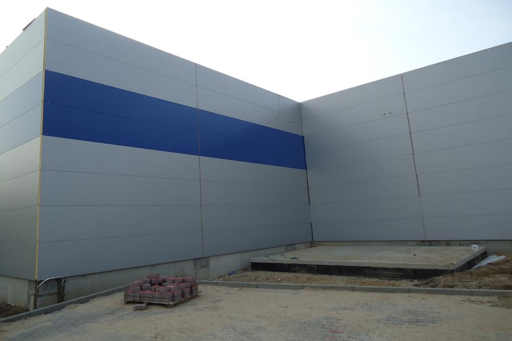 ściana boczna budynku w w trakcie budowy - hala magazynowa z budynkiem biurowym, dla Hurtap SA, Głogów