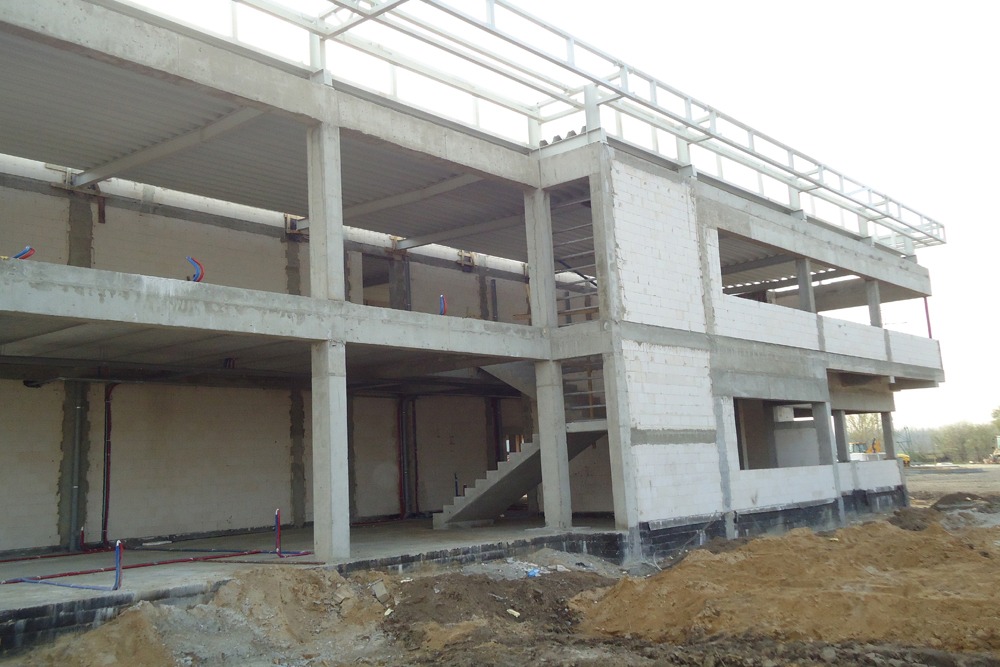 zbliżenie na budowę budynku biurowego - hala magazynowa z budynkiem biurowym, dla Hurtap SA, Głogów