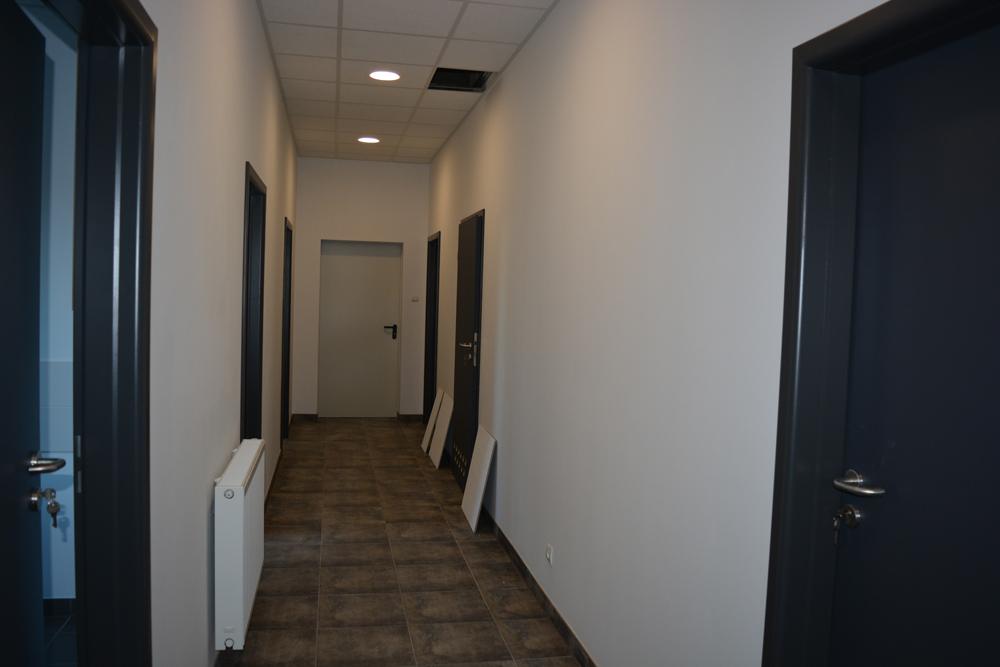 korytarz w części socjalno-biurowej - hala produkcyjna, dla Arsanit, Konin, woj. wielkopolskie