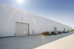 bramy segmentowe - hala produkcyjna z budynkiem biurowym, dla Blyweert Aluminium, Czosnów, woj. mazowieckie