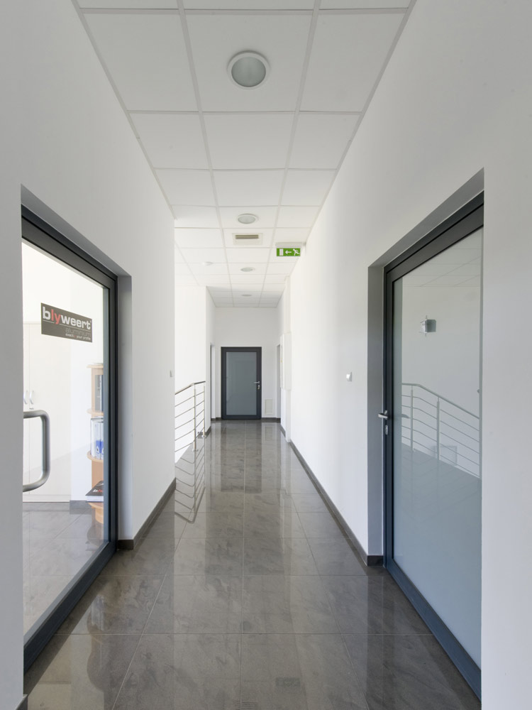 korytarz - hala produkcyjna z budynkiem biurowym, dla Blyweert Aluminium, Czosnów, woj. mazowieckie