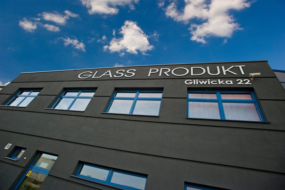 zbliżenie na logo - hala produkcyjno-magazynowa z częścią biurową, dla Glass Produkt, Pyskowice, woj. śląskie