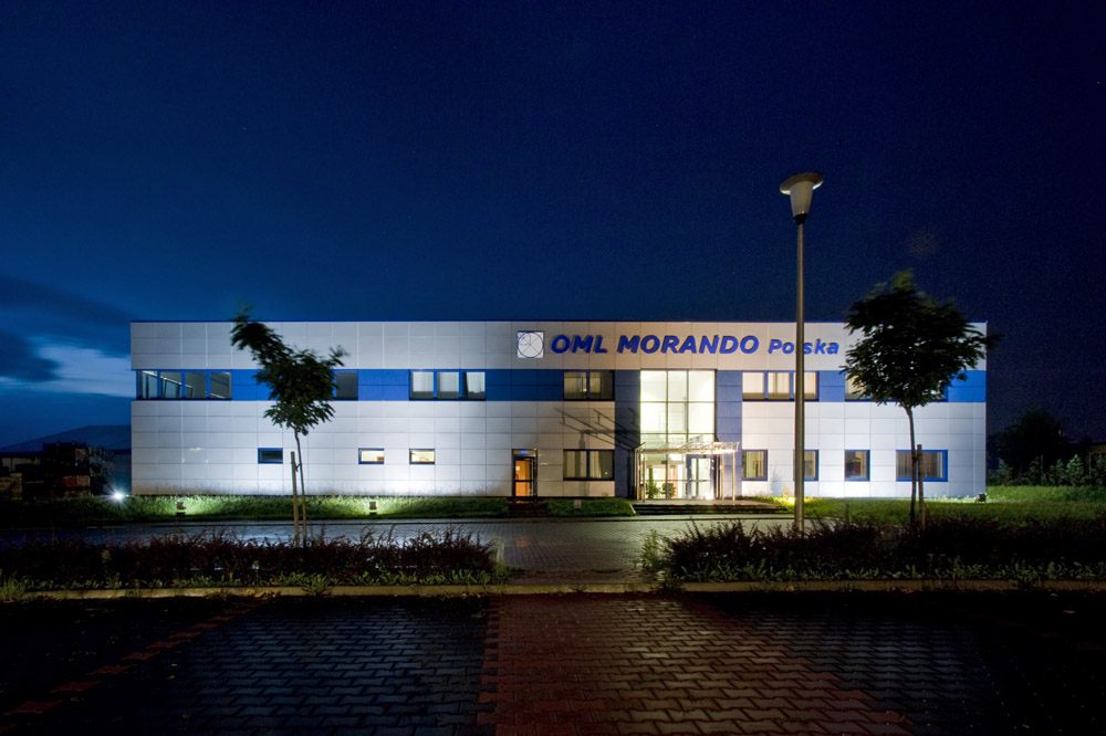 elewacja frontowa nocą - rozbudowa hali produkcyjnej, dla OML Morando, Czerwionka-Leszczyny