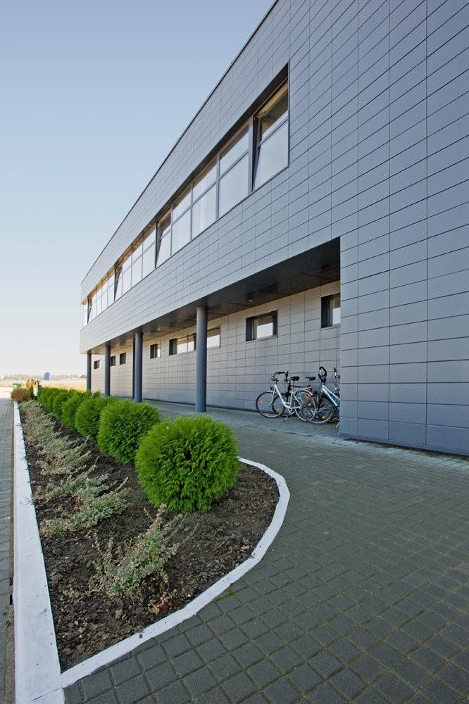 ściana frontowa 4 - hala produkcyjno-magazynowa z budynkiem biurowym, dla Promens, Międzyrzecz, woj. lubuskie