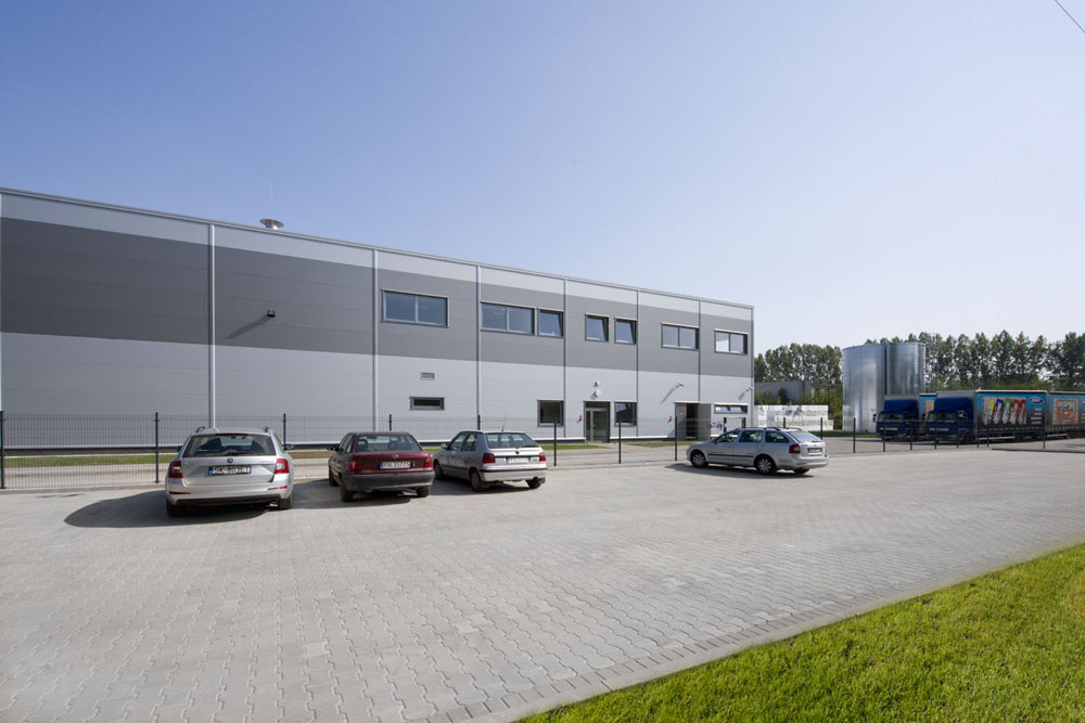 front budynku - hala produkcyjna z częścią biurową, dla Arsanit, Konin, woj. wielkopolskie