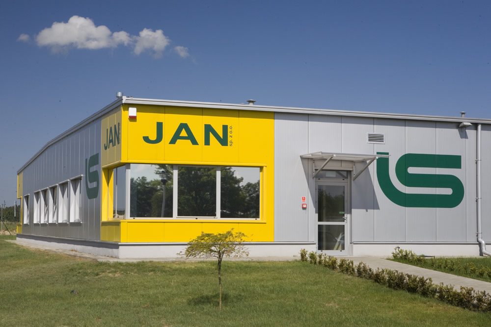 zbliżenie na logo inwestora - hala produkcyjn z częścią biurową, dla Jan, Międzyrzecz, woj. lubuskie