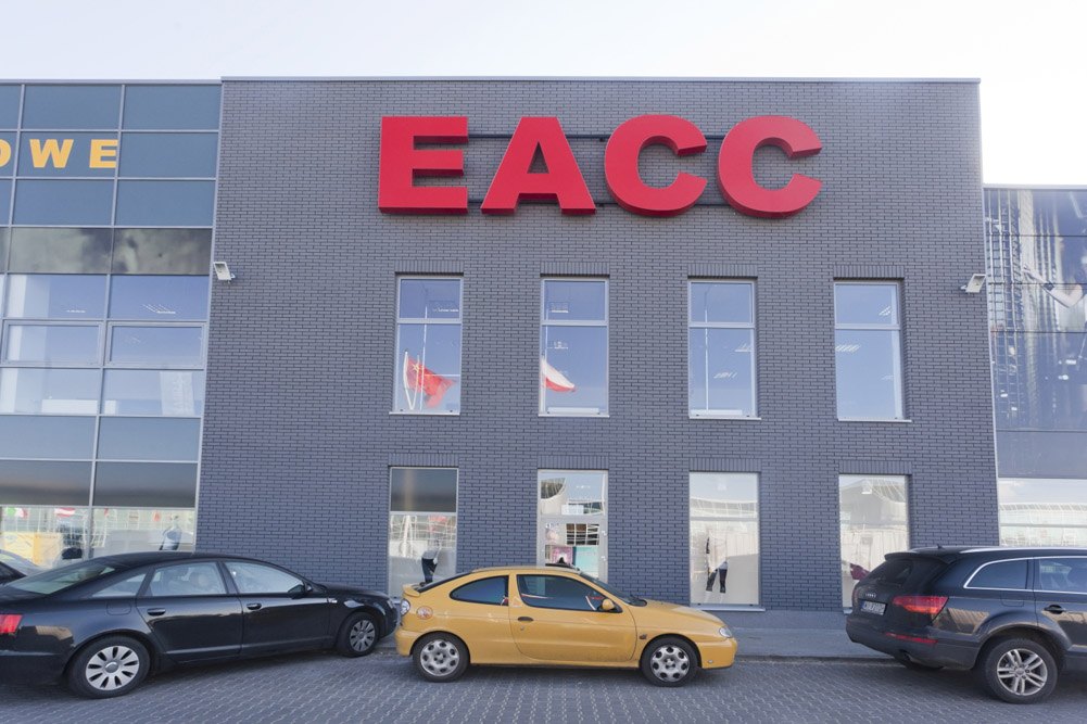zbliżenie na logo inwestora - hala handlowa, dla EACC Investments, Wólka Kosowska, woj. mazowieckie