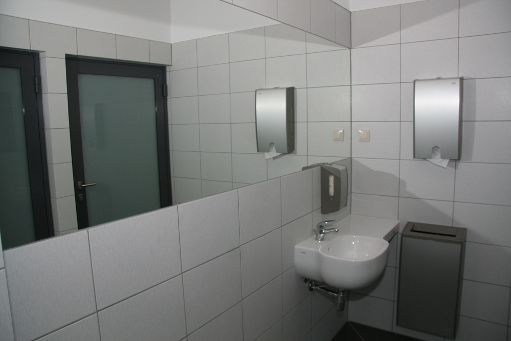 pomieszczenie sanitarne - hala produkcyjno-magazynowa z budynkiem biurowym, dla Promens, Międzyrzecz, woj. lubuskie