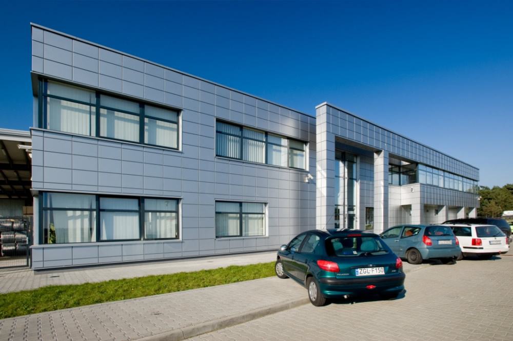 ściana frontowa - hala produkcyjno-magazynowa z budynkiem biurowym, dla HG Poland, Łozienica, woj. zachodniopomorskie