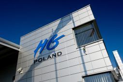 zbliżenie na logo inwestora - hala produkcyjno-magazynowa z budynkiem biurowym, dla HG Poland, Łozienica, woj. zachodniopomorskie