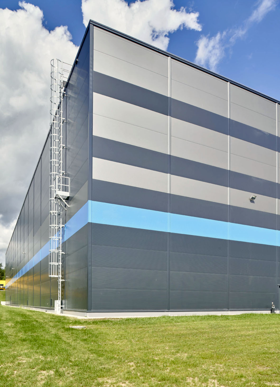 kombinacja kolorów na elewacji hali - centrum logistyczne, Indeka Logistic City, budowa pod klucz CoBouw Polska, woj. pomorskie
