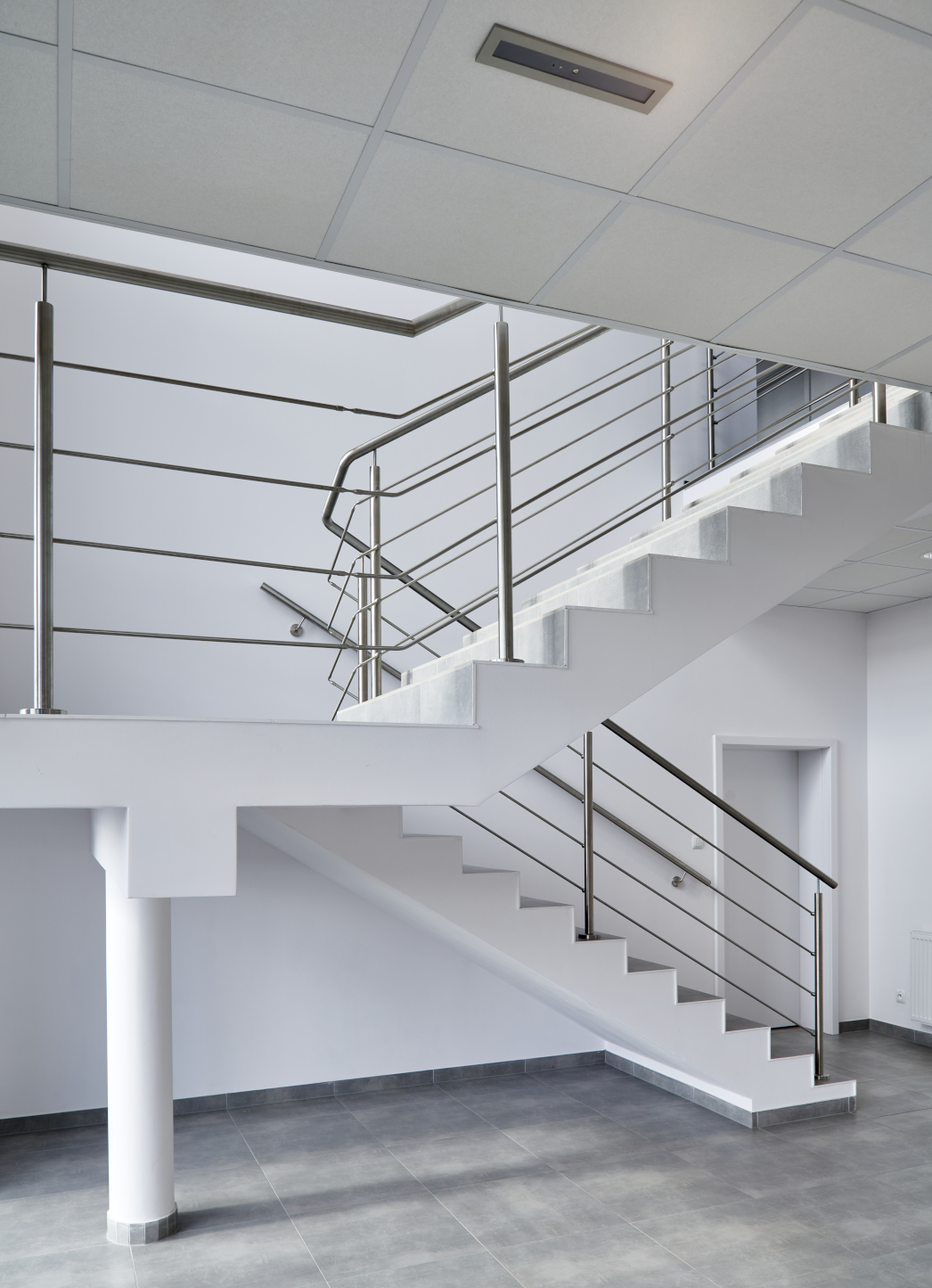 schody w części biurowej - hala produkcyjno-magazynowa, z nowoczesnym biurowcem, zaprojektowana i wybudowana dla Kentaur Production, przez CoBouw Polska, w KSSSE, w Łobzie, woj. zachodniopomorskie