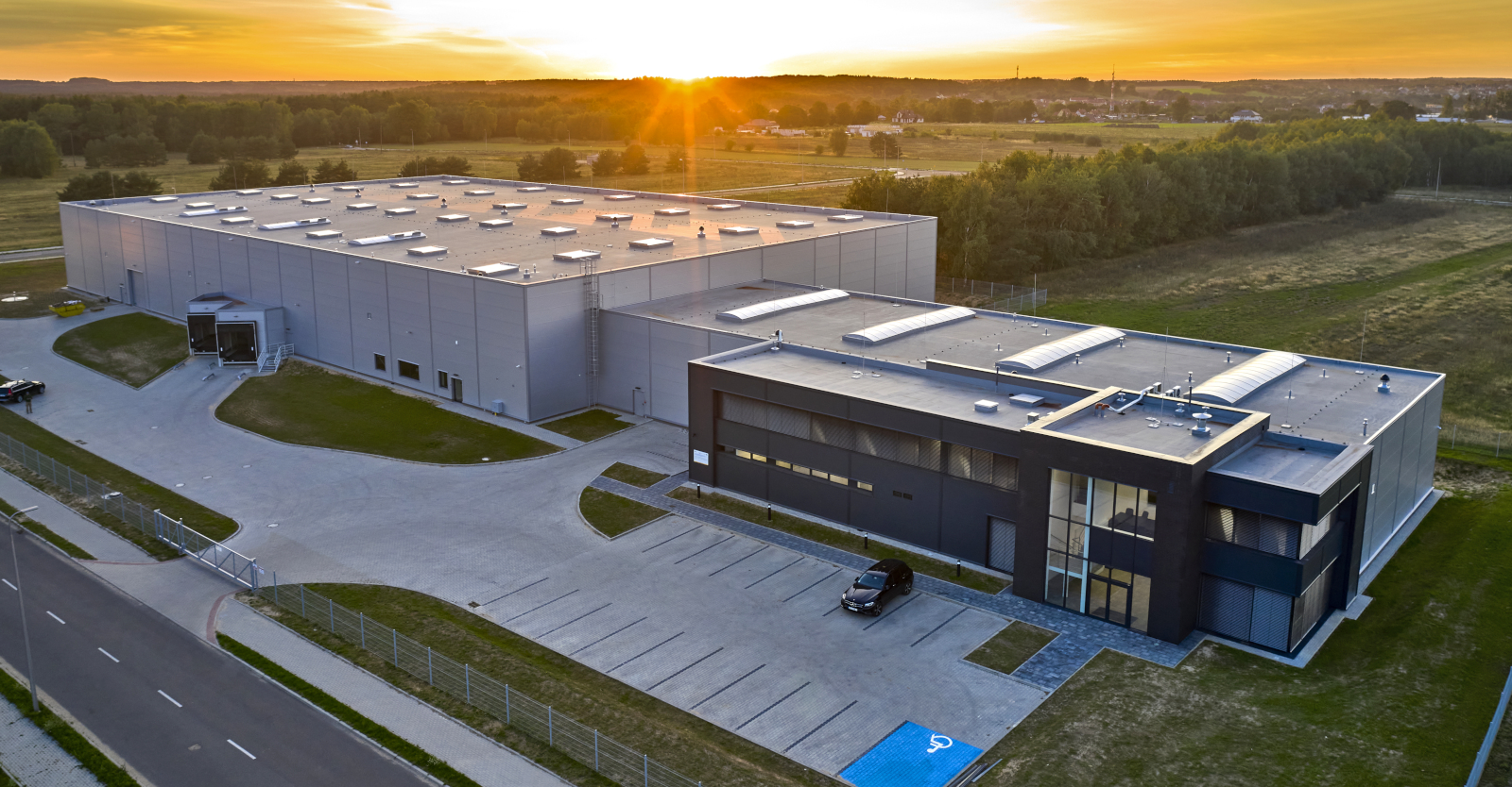 wybudowany zakład produkcji odzieży roboczej - generalne wykonawstwo hali z budynkiem biurowym, dla firmy Kentaur Production, w Łobzie, w woj. zachodniopomorskim, na terenie Kostrzyńsko-Słubickiej SSE