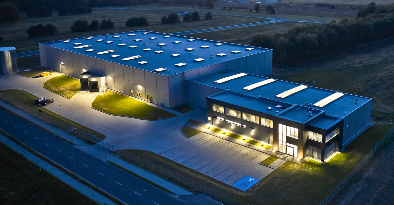 widok z góry na oświetloną inwestycję - zakład produkcyjno-magazynowy, dla Kentaur Production, zaprojektowany i zrealizowany w systemei generalnego wykonawstwa, przez CoBouw Polska, na terenie KSSSE, w Łobzie