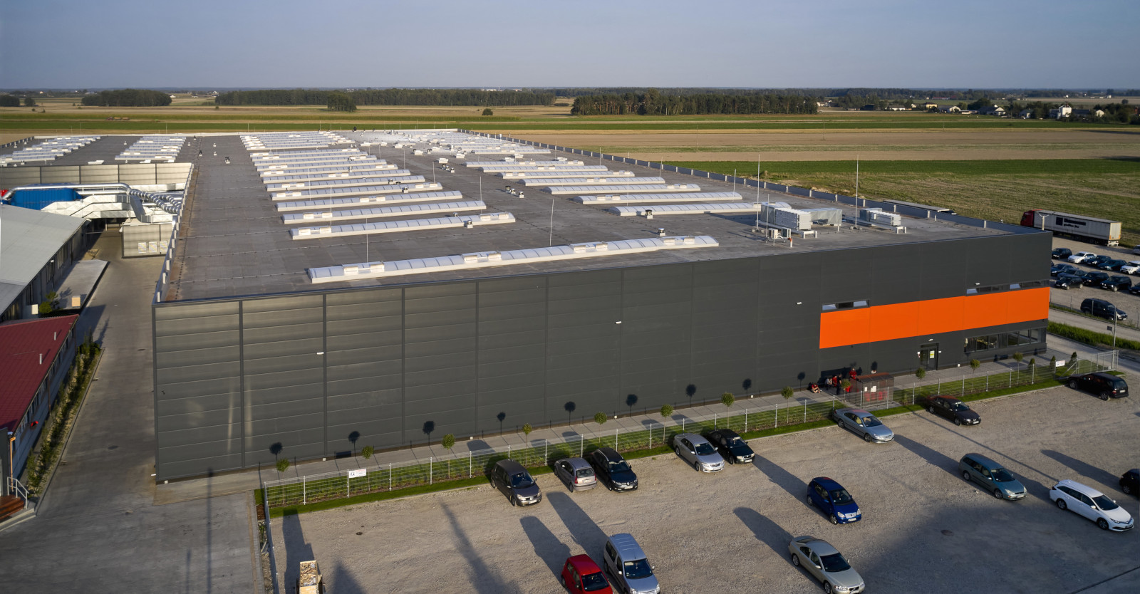 hala produkcyjno-magazynowa, widok z góry - hala o powierzchni 20.000 m2, dla Mardom Pro, generalne wykonawstwo CoBouw Polska