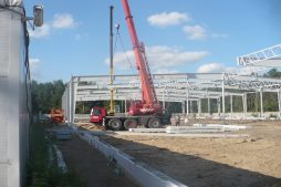 wznoszenie elementów konstrukcji stalowej - hala produkcyjna z budynkiem biurowym, dla Meblomaster, Węgrów
