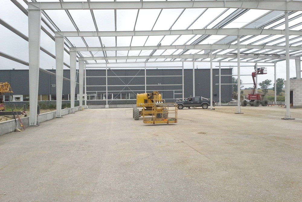 konstrukcja stalowa widziana od wewnątrz 2 - hala produkcyjna z częścią biurową, dla Nome, Mników, woj. małopolskie
