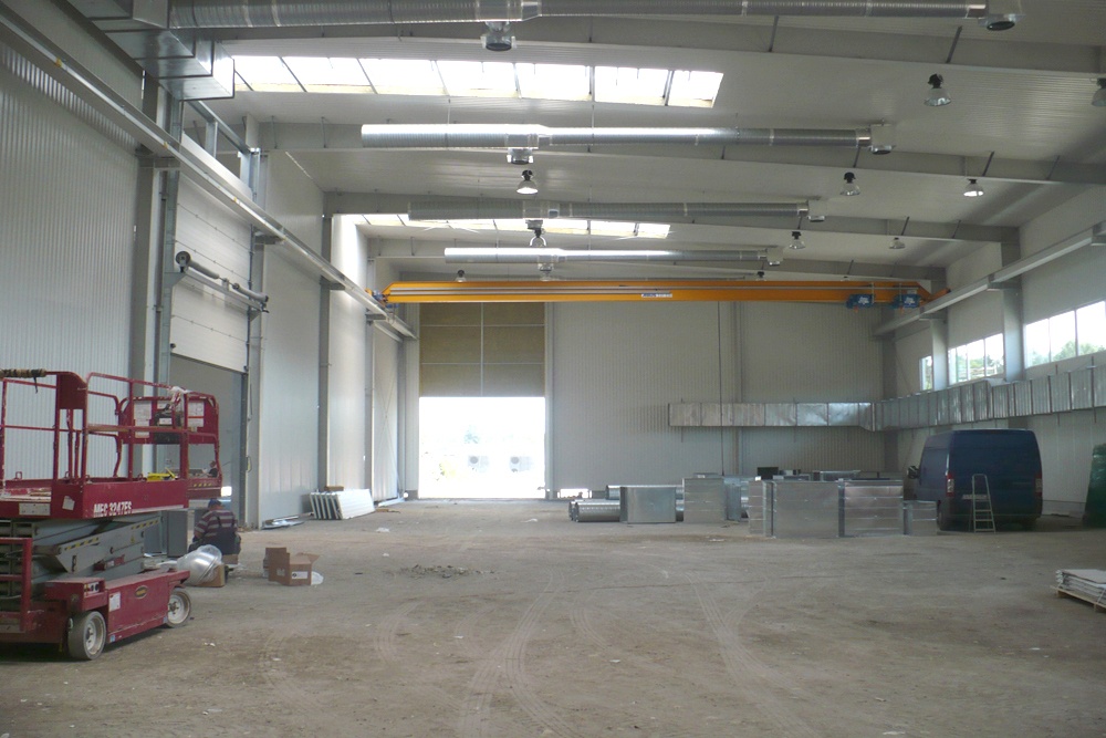 wnętrze hali 4 - hala produkcyjna z częścią biurową, dla Markos, Słupsk, woj. pomorskie
