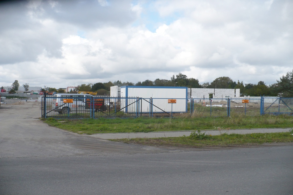 brama wjazdowa na teren budowy - hala produkcyjna z budynkiem biurowym, dla Auto-Hak, Słupsk, woj. pomorskie