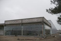 budynek socjalno-biurowy w trakcie budowy - hala produkcyjna z budynkiem biurowym, dla Auto-Hak, Słupsk