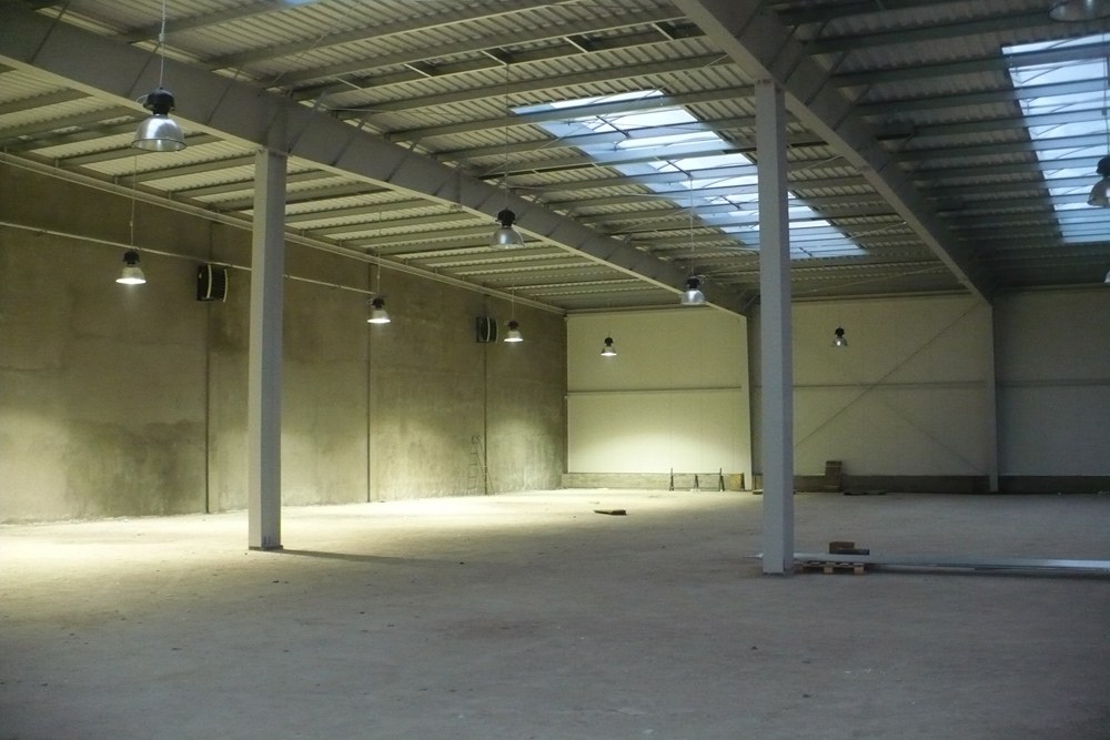 wnętrze budynku - hala produkcyjna z częścią socjalną, dla Auto-Hak, Słupsk, woj. pomorskie
