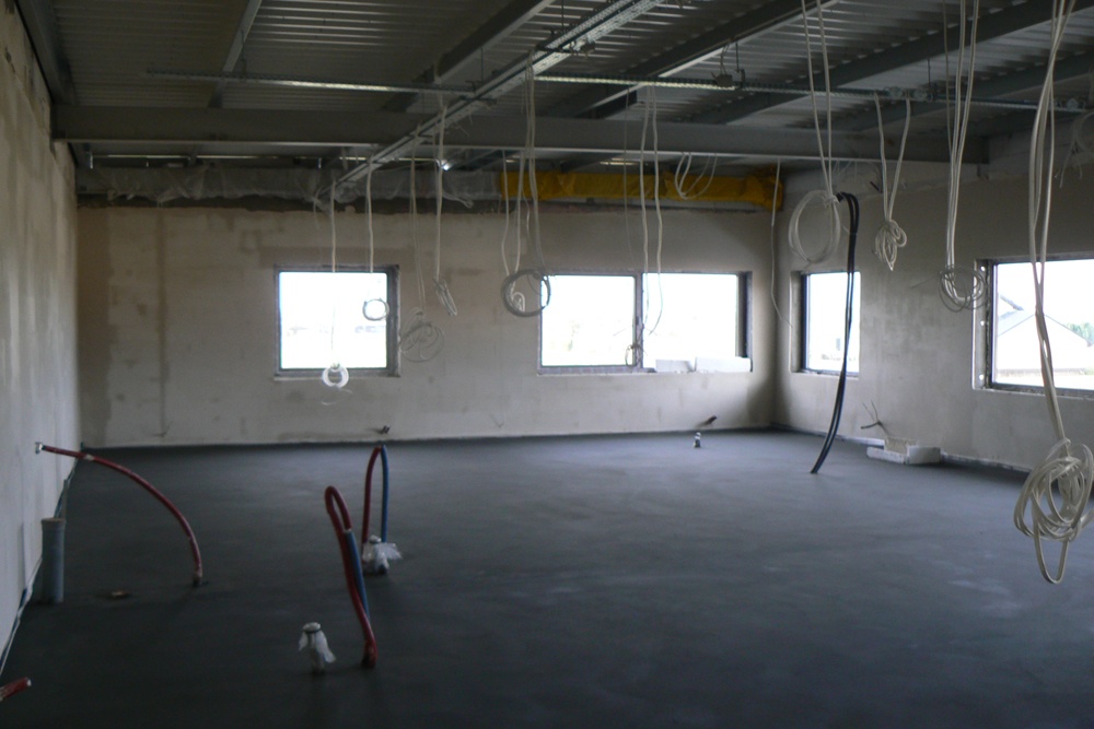 wnętrze części biurowej w trakcie budowy - hala magazynowa z budynkiem biurowym, dla Tech-Met, Kolonia Sokolniki