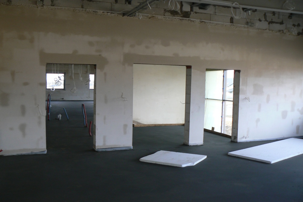 wnętrze części biurowej w trakcie budowy 1 - hala magazynowa z budynkiem biurowym, dla Tech-Met, Kolonia Sokolniki