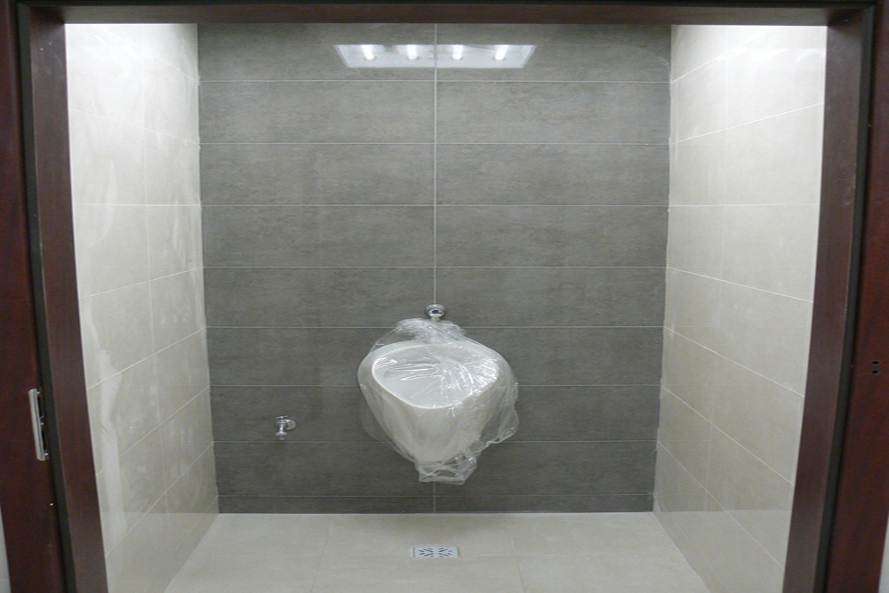 prace wykończeniowe w toaletach 1 - hala magazynowa z budynkiem biurowym, dla Tech-Met, Kolonia Sokolniki