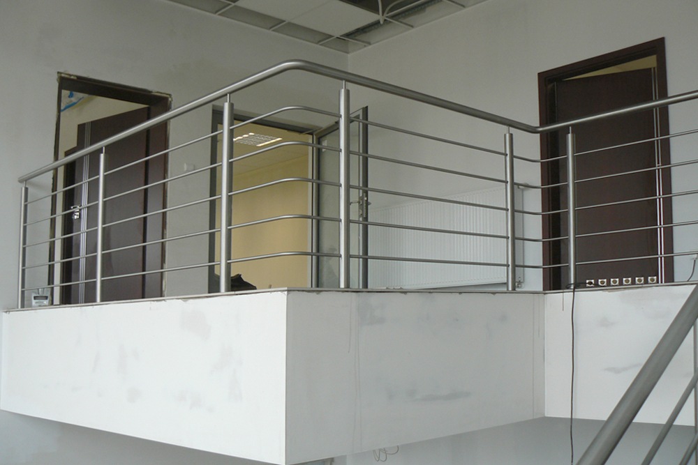 klatka schodowa w części biurowej 1 - hala magazynowa z budynkiem biurowym, dla Tech-Met, Kolonia Sokolniki