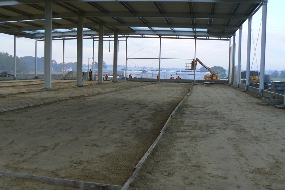 wnętrze hali w trakcie prac budowlanych - hala produkcyjna z częścią biurową, dla Protech, woj. śląskie
