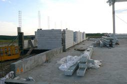 wznoszenie konstrukcji obiektu - hala produkcyjna z częścią socjalno-biurową, dla Medos, Chełmno, woj. kujawsko-pomorskie
