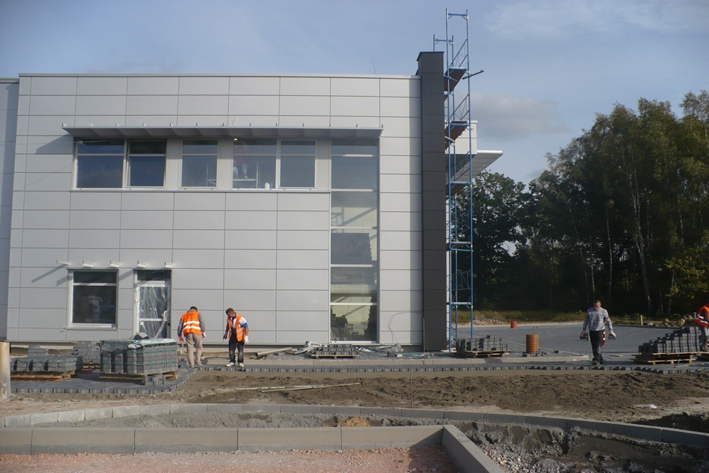 elewacja boczna w trakcie budowy - hala produkcyjno-magazynowa z budynkiem biurowym, dla Polamp, Bieniewiec, woj. mazowieckie