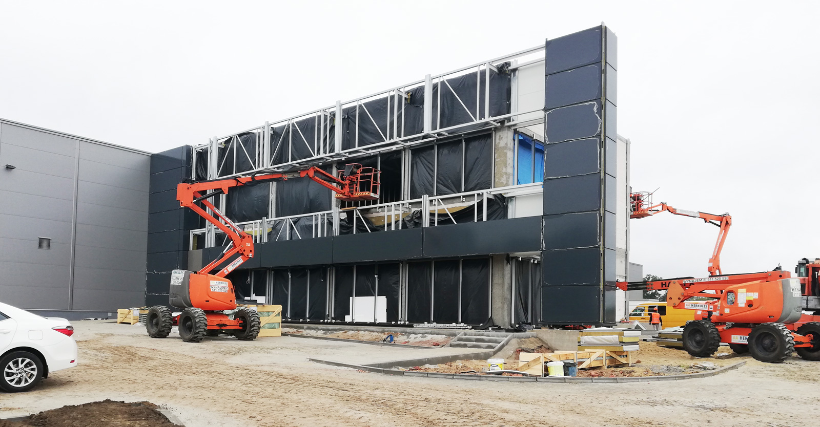 zaawansowany etap budowy budynku biurowego - budowa hali w Stanowicach, w woj. śląskim, przez CoBouw Polska, dla firmy Turenwerke