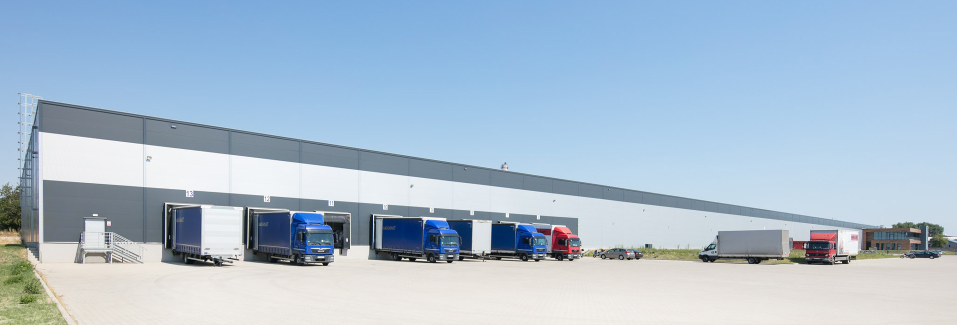 ekspedycja towarów - ekspedycja towarów z hali, systemy załadunkowo-rozładunkowe, realziacja CoBouw Polska