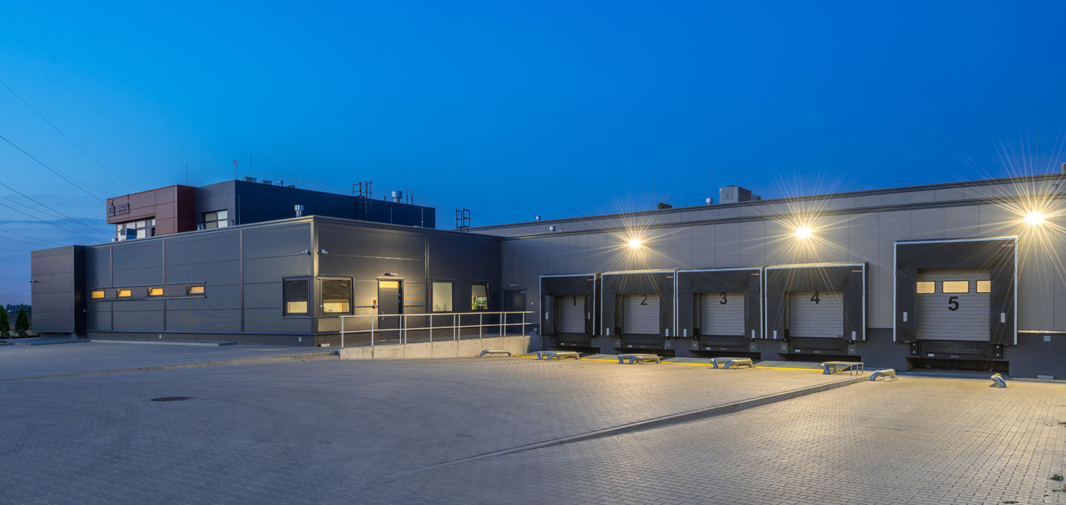 doki rozładunkowo-załadunkowe - hala stalowa, sprzedaż wysyłkowa, realizacja CoBouw Polska