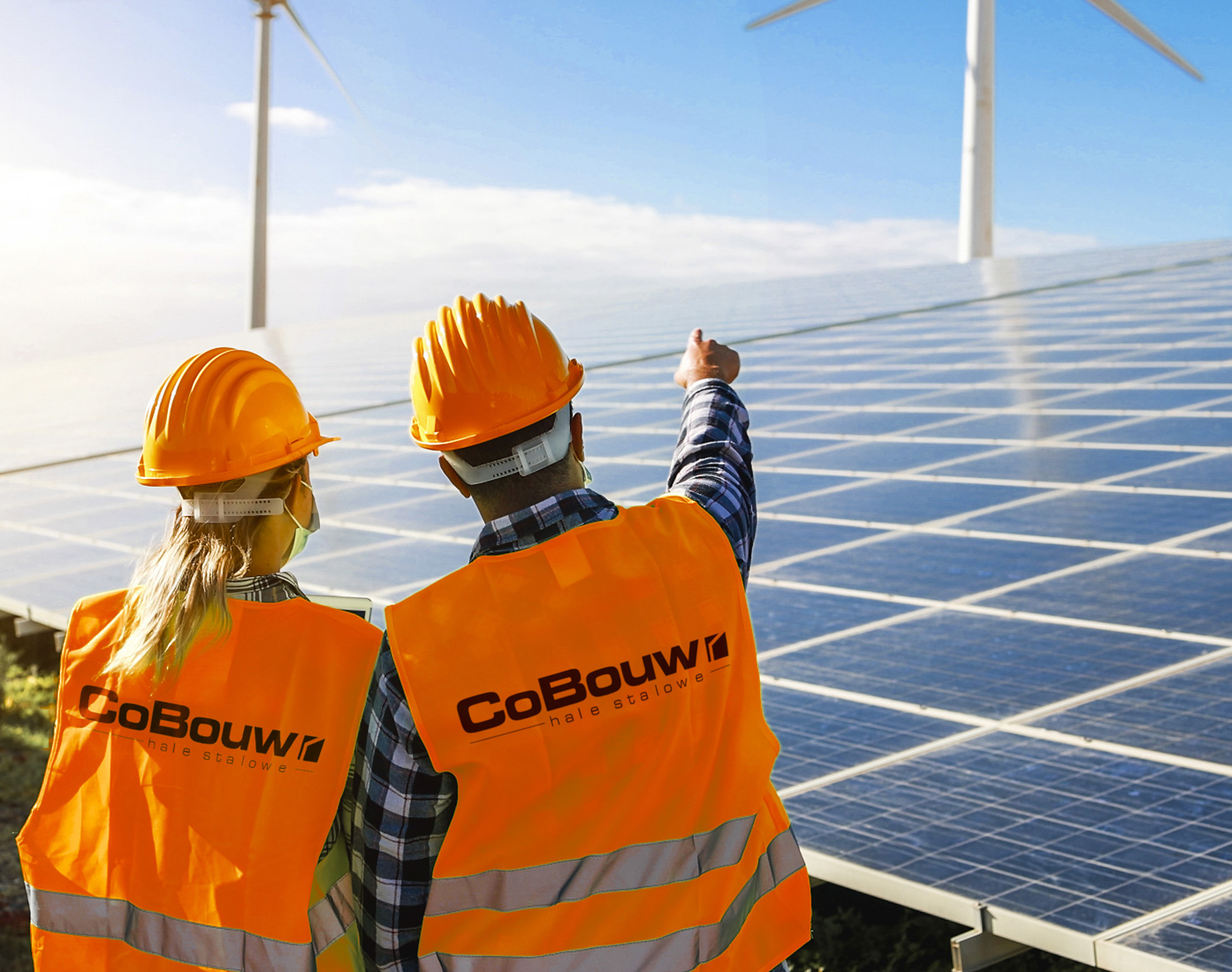 Inżynierowie na tle paneli fotowoltaicznych - hale w generalnym wykonawstwie, CoBouw Polska