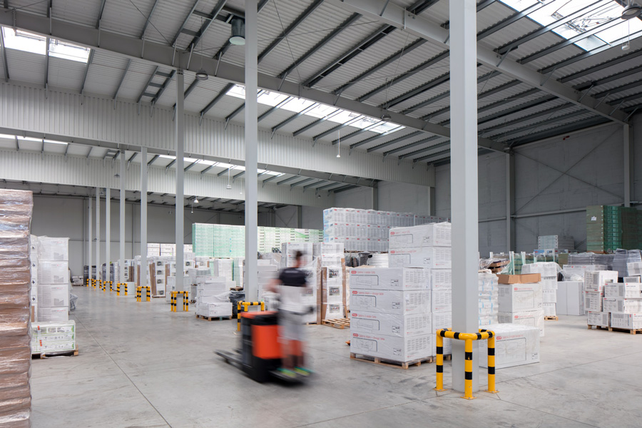praca wózka widłowego w hali praca wózka widłowego w hali - hale stalowe dla e-commerce, inwestycja zrealizowana przez CoBouw Polska