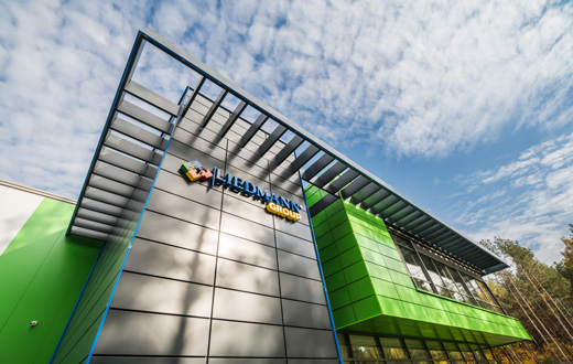 logo na pylonie-obiekt firmy Liedmann, wybudowany w Krzeczowie, w woj. łódzkim