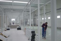 wnętrze hali w trakcie budowy 1 - boksy handlowe, dla Centrum Handlowe EACC, Wólka Kosowska, woj. mazowieckie