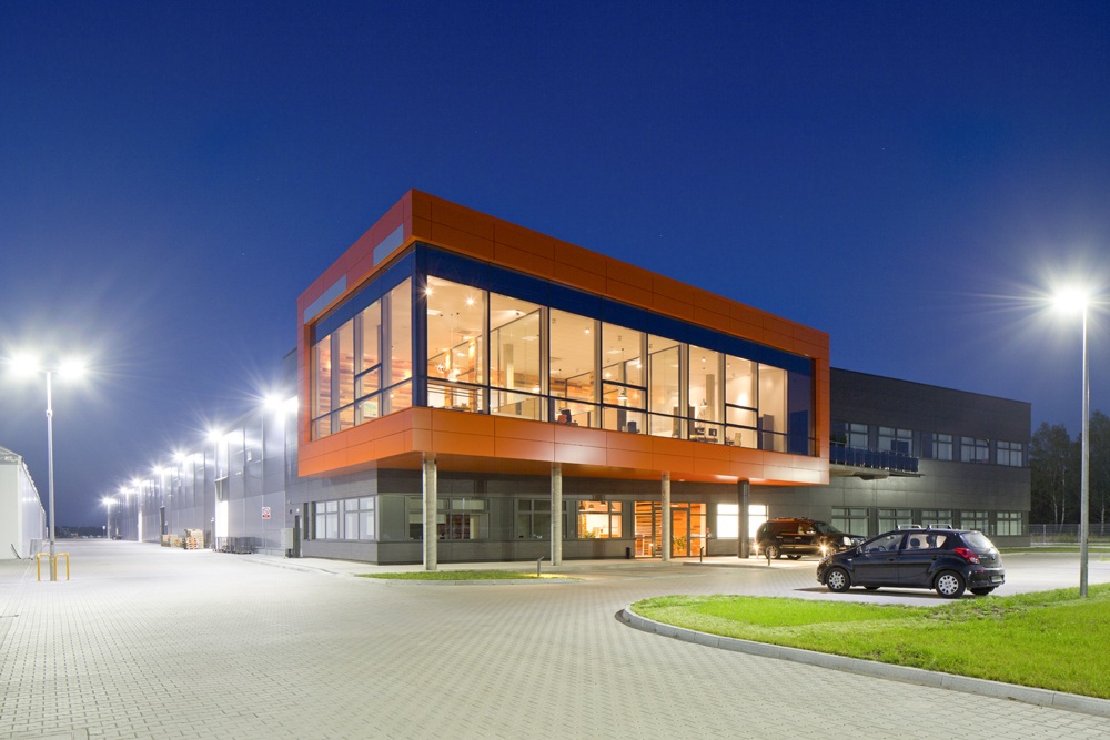 widok ogólny nocą - hala produkcyjno-magazynowa z budynkiem biurowym, dla Lidermax, Łukowo, woj. mazowieckie